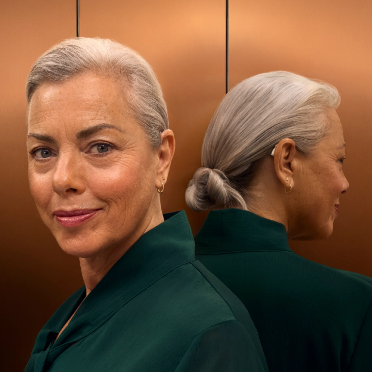 Femme portant l'aide auditive Phonak EON, vue de face et de dos, sur un fond cuivré