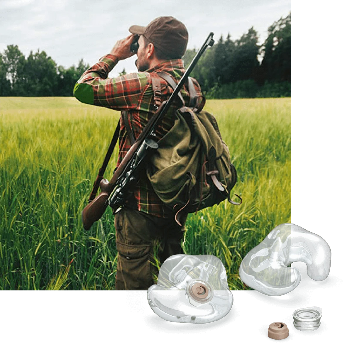 Deux embouts moulés transparents, un filtre beige et une bague métallique, devant la photo d'un chasseur traversant un champ, fusil à l'épaule.