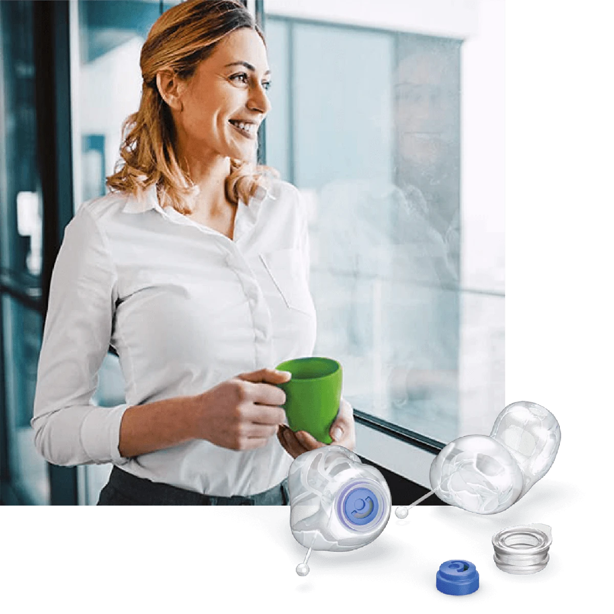 Deux embouts moulés transparents à filtre bleu et un filtre bleu détaché, devant la photo d'une femme près d'une fenêtre, une tasse à la main.