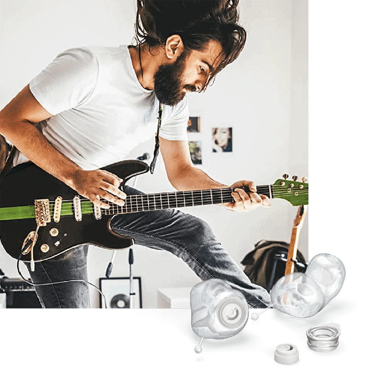 Deux embouts moulés transparents et un filtre métallique au premier plan, devant la photo d'un homme qui joue de la guitare électrique.