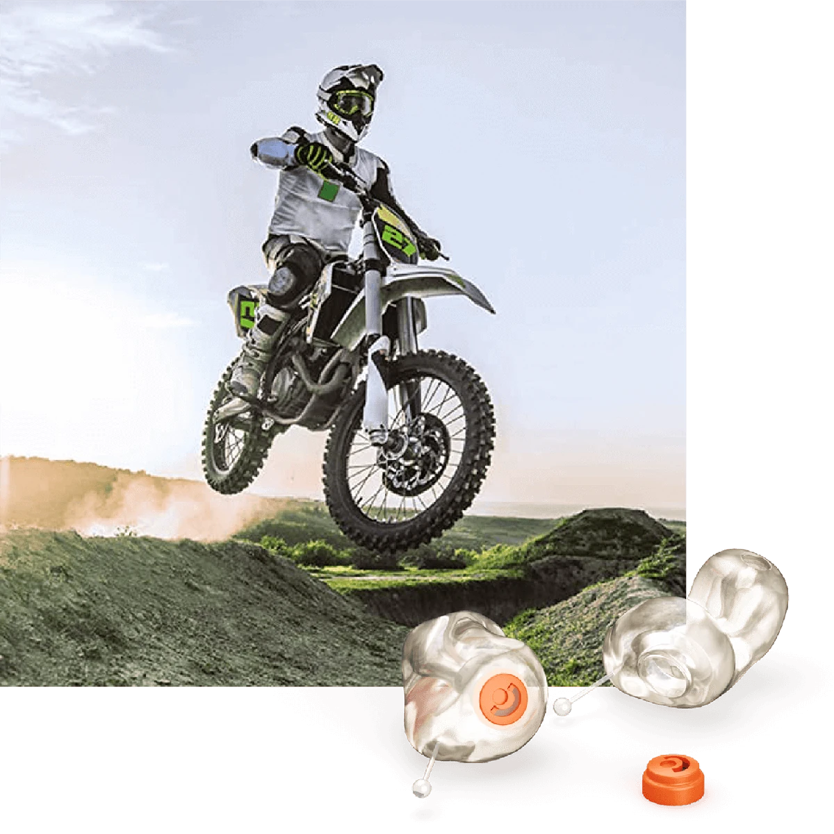 Deux embouts moulés transparents à filtre orange et un filtre orange détaché, devant la photo d'une moto tout-terrain en plein saut.