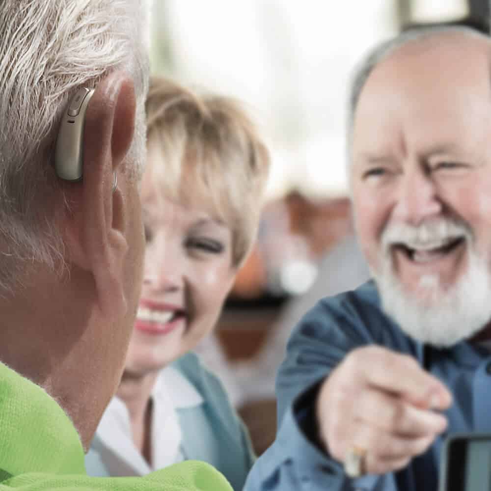 Gens parlent et rient / People talking and laughing