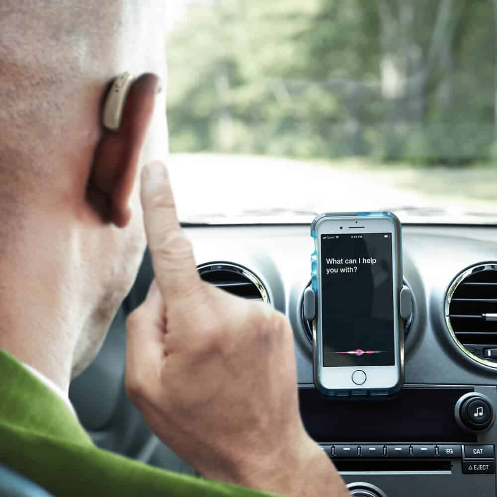 Homme conduit voiture et tap control / Man driving